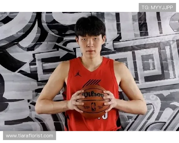 杨瀚森训练场上拼成狠角色，下场就爱穿超大拖鞋，真是两个极端生活剧本